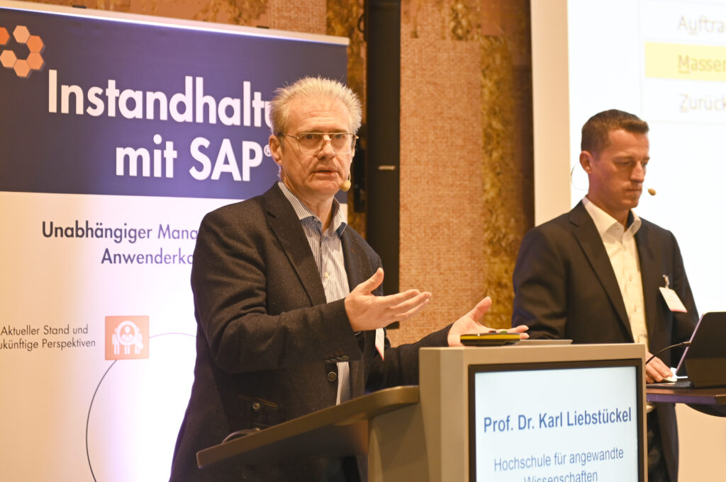 Prof. Dr. Karl Liebstückel bei einem Vortrag zu Instandhaltung mit SAP